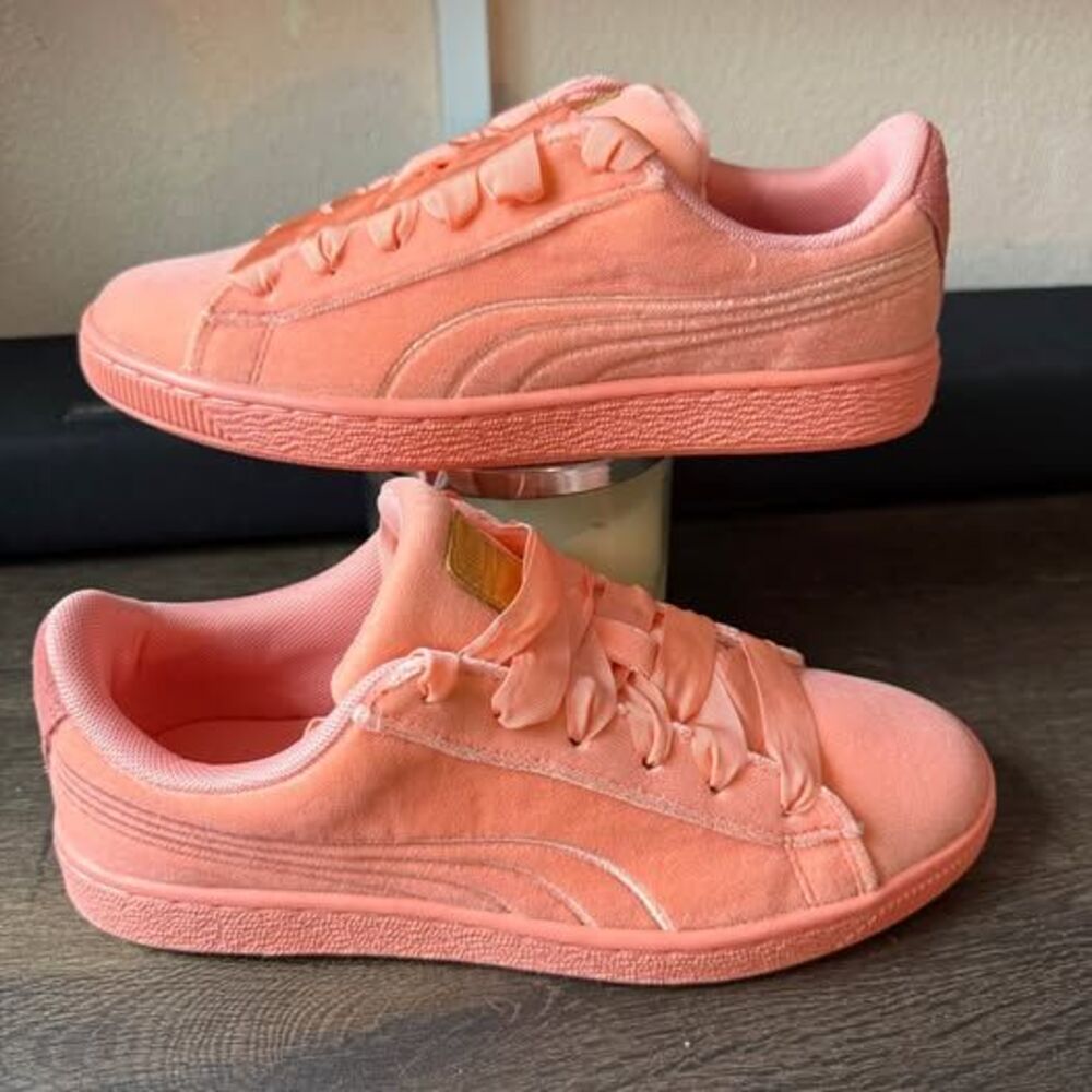 NEW IN BOX Puma Velour Sneakers Girls size 5 - Picture 2 of 8